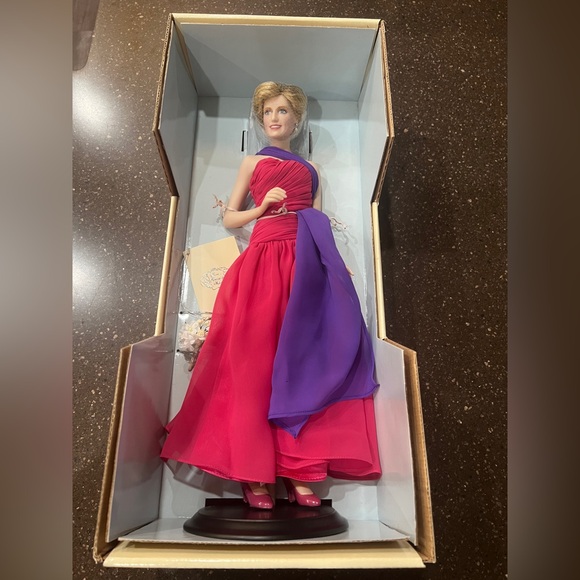 Franklin Mint Princess Diana porcelain limited portrait edition in original box. - Picture 6 of 7